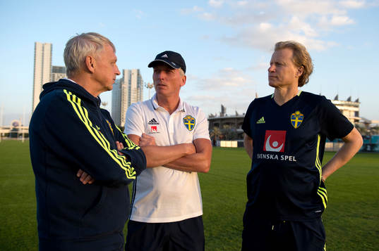 Sveriges avgående landslagschef Lars Richt samtalar med