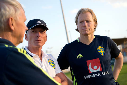 Sveriges avgående landslagschef Lars Richt samtalar med