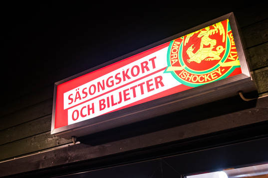 Skylt ovanför entrén för innehavare av säsongskort