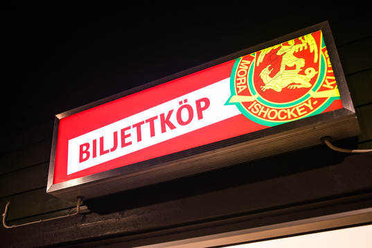 Skylt ovanför entrén före  ishockeymatchen i SHL mellan