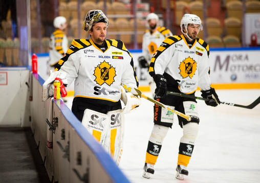 Skellefteås målvakt Gustaf Lindvall före ishockeymatchen