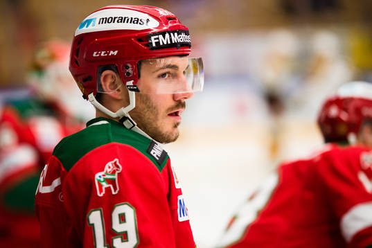 Moras John Persson före ishockeymatchen i SHL mellan Mora