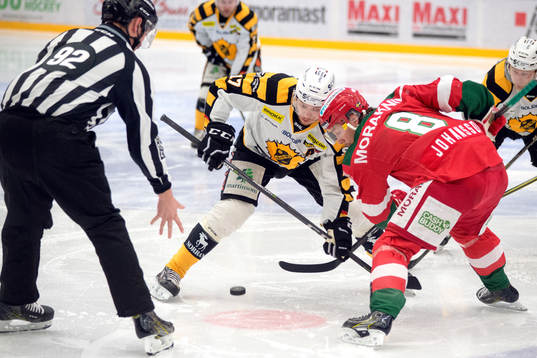 Skellefteås Pär Lindholm och Moras Robin Johansson i en