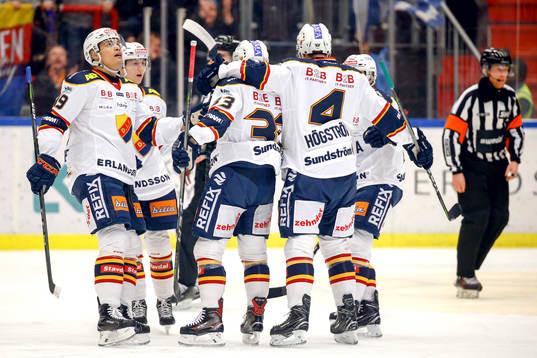 Djurgårdens Linus Hultström jublar med lagkamrater