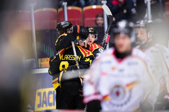 Brynäs Lucas Carlsson gör 1-0 och gratuleras av