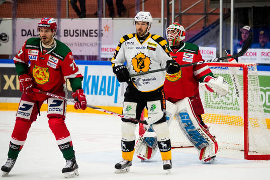 Skellefteås Jimmie Ericsson framför Moras Keaton Ellerby