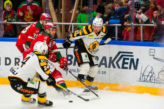 Moras Jacob Nilsson och Brandon Gormley i en kamp mot