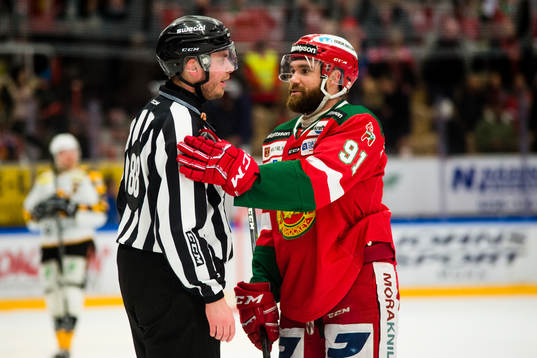Moras Jacob Lagacé i samtal med Linjedomare Daniel Persson