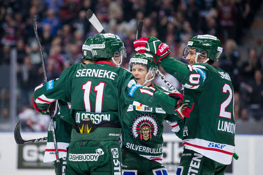 Frölundas Victor Olofsson jublar och omfamnas