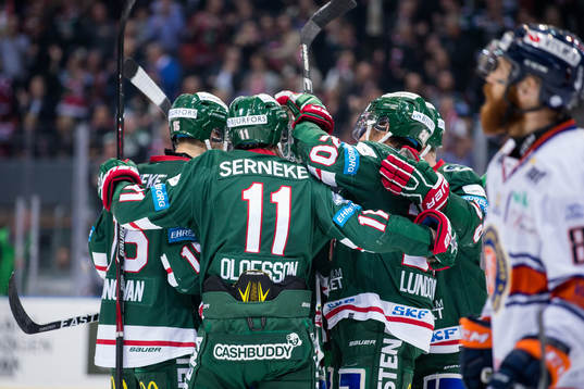 Frölundas Victor Olofsson jublar och omfamnas
