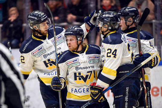 s Stefan Elliott jublar med lagkamrater