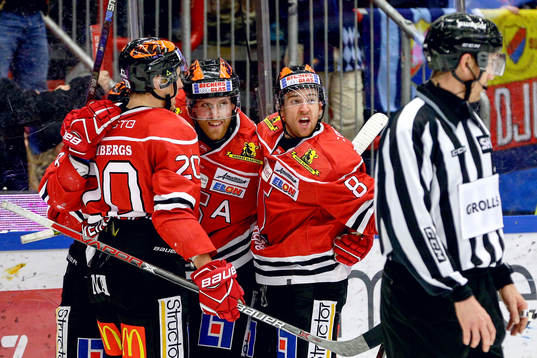 Örebros Joakim Andersson jublar med lagkamrater