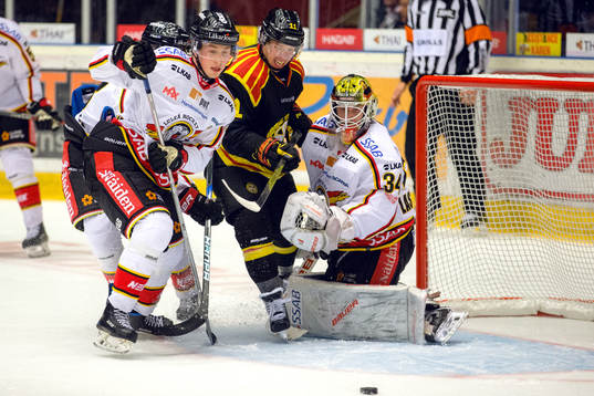 Brynäs Kevin Clark oroar framför Luleås målvakt Joel
