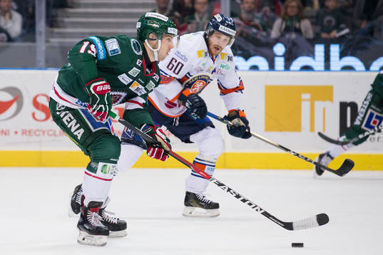 Frölundas Matt Donovan före Växjös Erik Josefsson