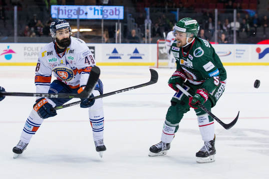 Växjös Daniel Rahimi och Frölundas Mats Rosseli Olsen