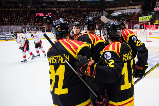 Brynäs Jonathan Granström gör 2-0 och gratuleras av