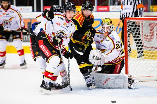 Brynäs Kevin Clark oroar framför Luleås målvakt Joel