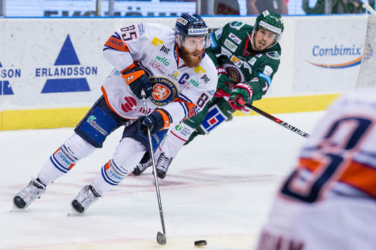 Växjös Liam Reddox före Frölundas Sebastian Stålberg