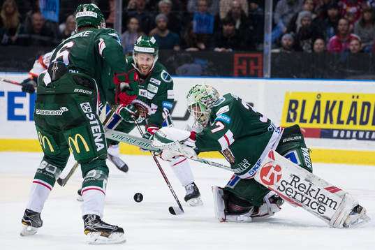 Frölundas målvakt Johan Gustafsson räddar en retur