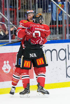 Örebros Joakim Andersson och Tylor Spink jublar