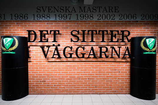 Det sitter i väggarna står på väggen i Löfbergs Arena