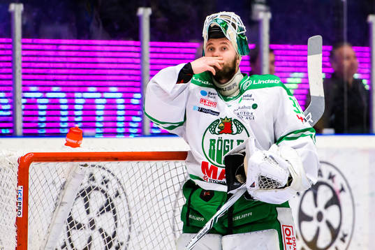 Rögles målvakt Ville Kolppanen deppar