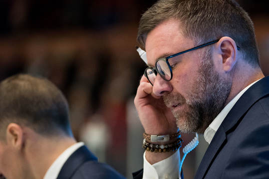 Rögles assisterande tränare Partik Ross deppar