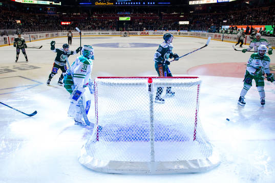 Färjestads Marcus Nilsson och Johan Ryno jublar