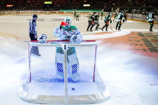 Rögles målvakt Ville Kolppanen deppar