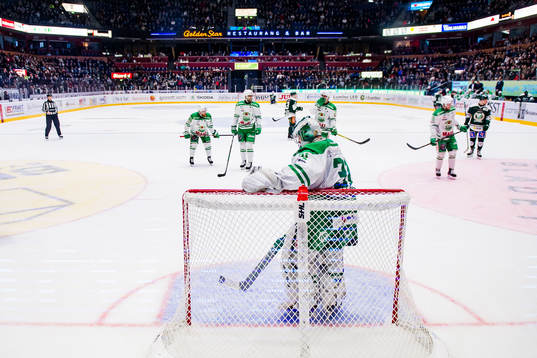 Rögles målvakt Ville Kolppanen deppar med lagkamrater