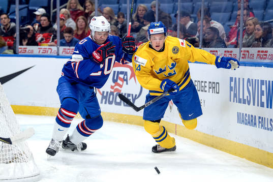 s Andrew Peeke och Sveriges Elias Pettersson