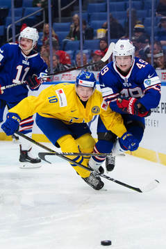 s Max Jones kämpar om pucken