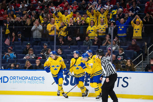 Sveriges Axel Jonsson Fjällby jublar med lagkamrater