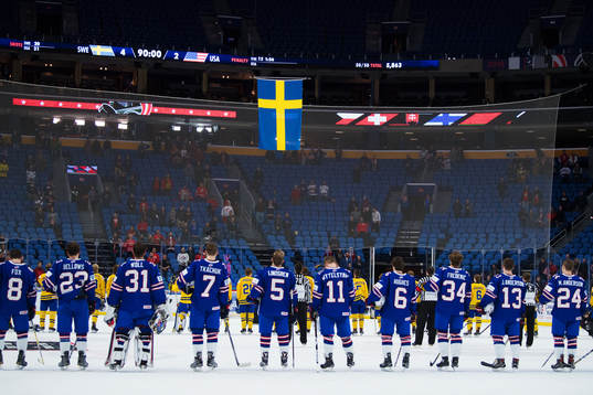 Den svenska flaggan höjs när nationalsången spelas