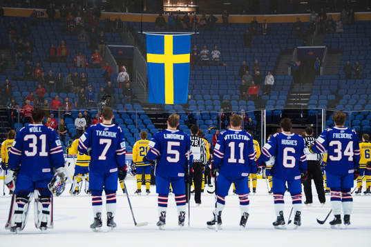 Den svenska flaggan höjs när nationalsången spelas
