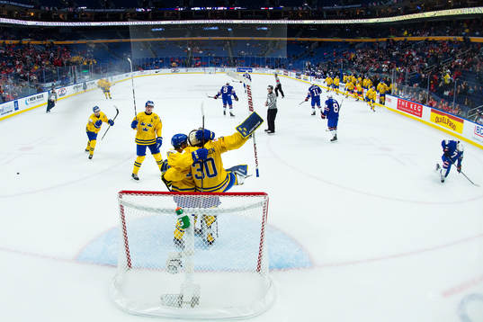 Sveriges målvakt Filip Gustavsson och Erik Brännström