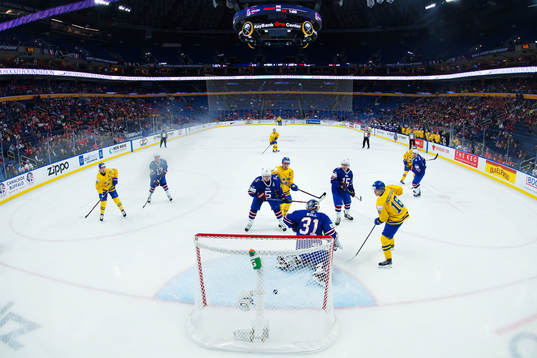 1-0-målet från Sveriges Elias Pettersson går in bakom