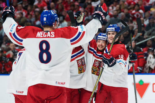 Tjeckiens Filip Zadina (t h) jublar med lagkamrater