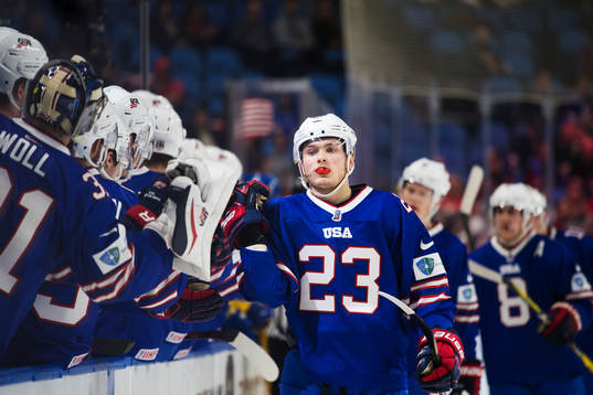 s Kieffer Bellows jublar med lagkamrater