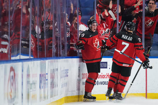 Kanadas Drake Batherson och Cale Makar jublar