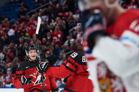 Kanadas Cale Makar och Drake Batherson jublar