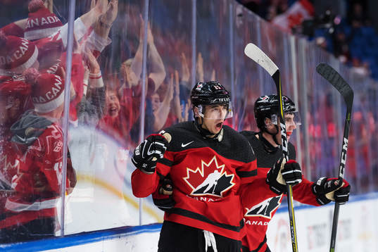 Kanadas Jordan Kyrou och Conor Timmins jublar