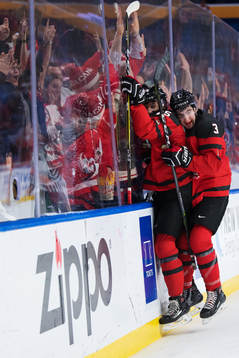 Kanadas Jordan Kyrou och Conor Timmins jublar