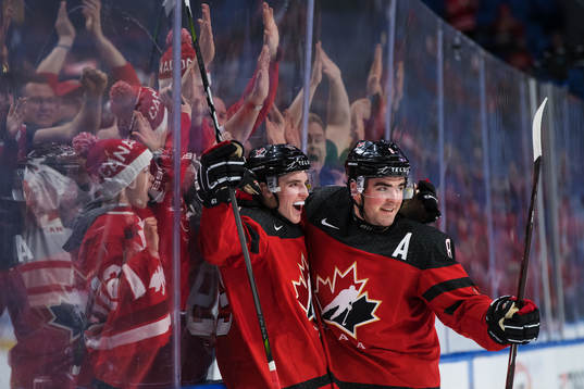 Kanadas Drake Batherson och Dante Fabbro jublar