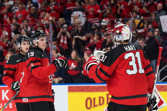 Kanadas Drake Batherson och målvakt Carter Hart jublar