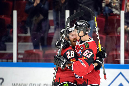 Malmö Redhawks Jens Olsson och Fredrik Händemark jublar
