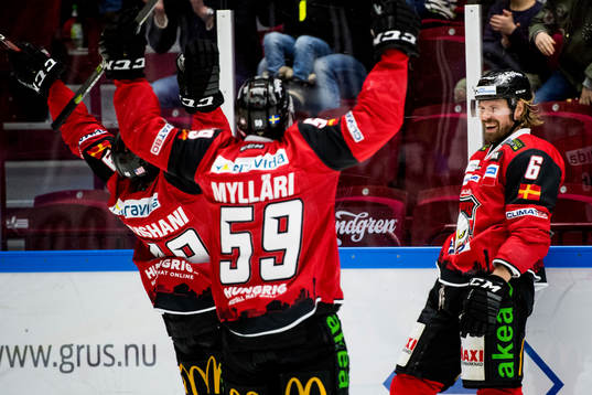 Malmö Redhawks Stefan Warg jublar med Rhett Rakhshani och