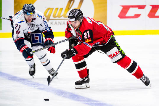 Linköpings Emil Sylvegård jagar Malmö Redhawks Andy Miele