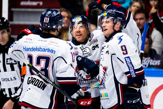 Linköpings Niclas Lundgren krams om av Andrew Gordon och