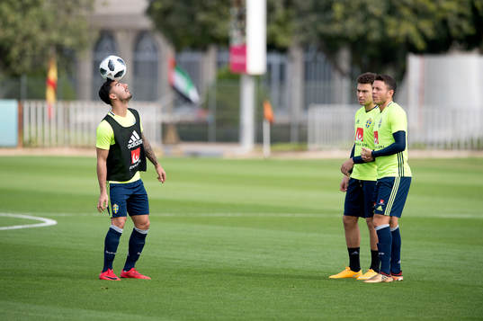 Sveriges Jiloan Hamad med bollen och Jordan Larsson, Kerim
